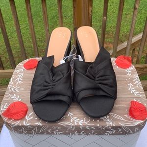 Andeawy black dressy size 8 woman’s heel slides
